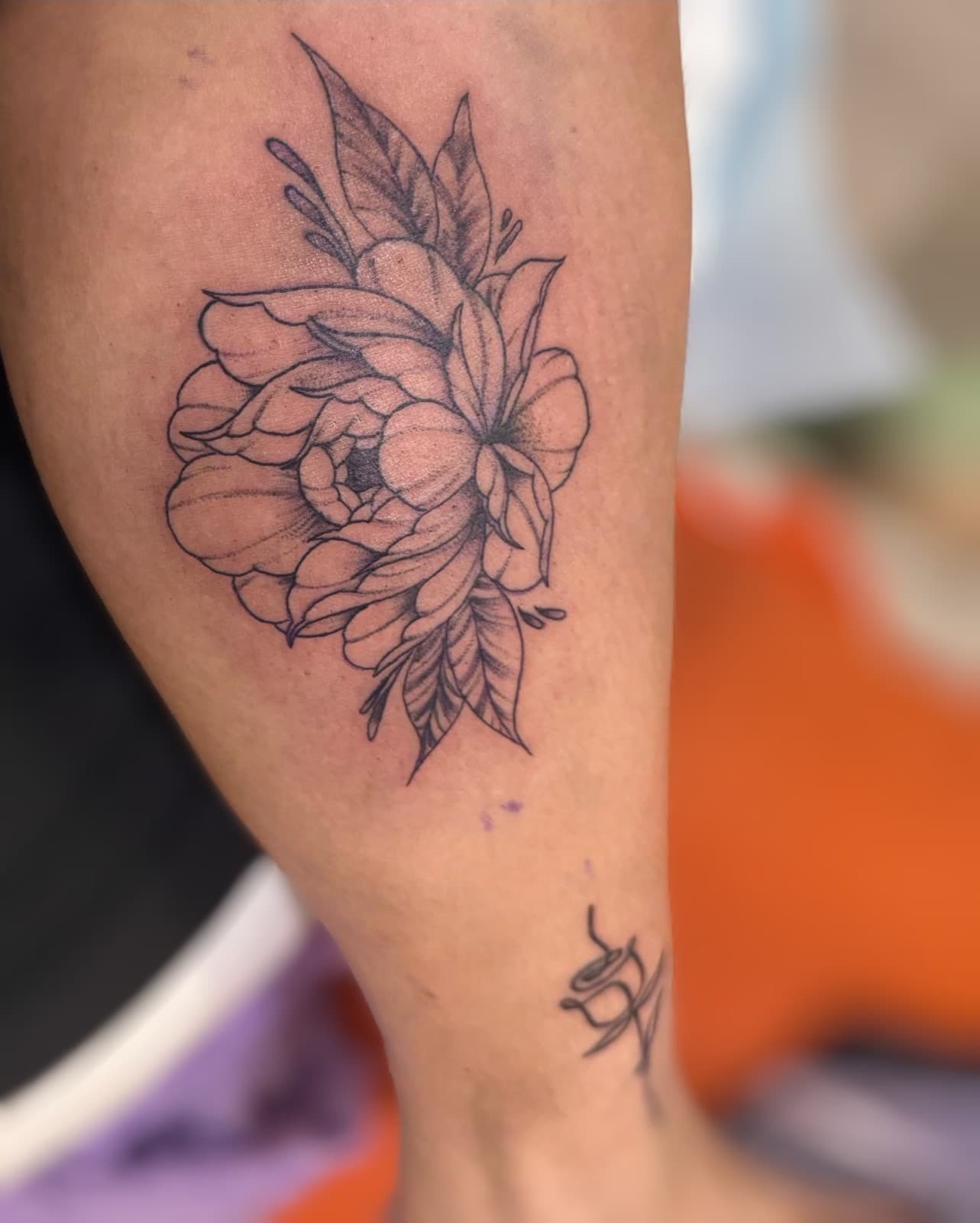 Fine line flower with whip shading